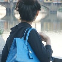 AmicaMako　イタリア製バッグ　レザー型押しバッグ　青いバッグ　シルヴァーノ・ジュリアーニ