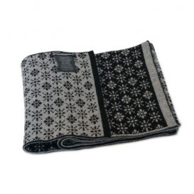 snow_scarf_bw_detail_1