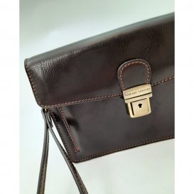 イタリア製ベジタブルタンニンレザーのセカンドバッグ TOMMY、使用イメージ