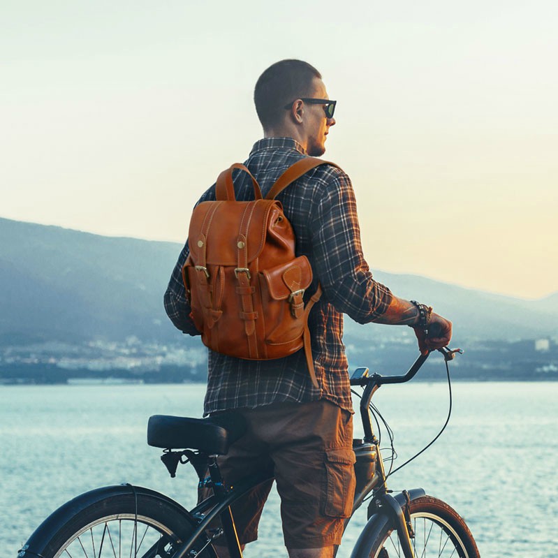 イタリア製ベジタブルタンニンレザーのリュック、サイドポケット、モデル着用イメージ