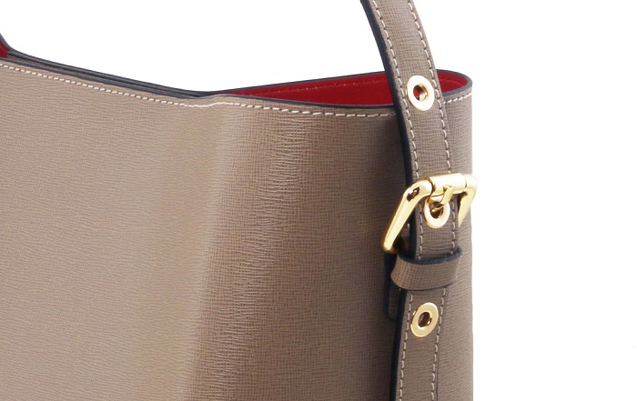 サフィアーノレザーの革アップ-700px