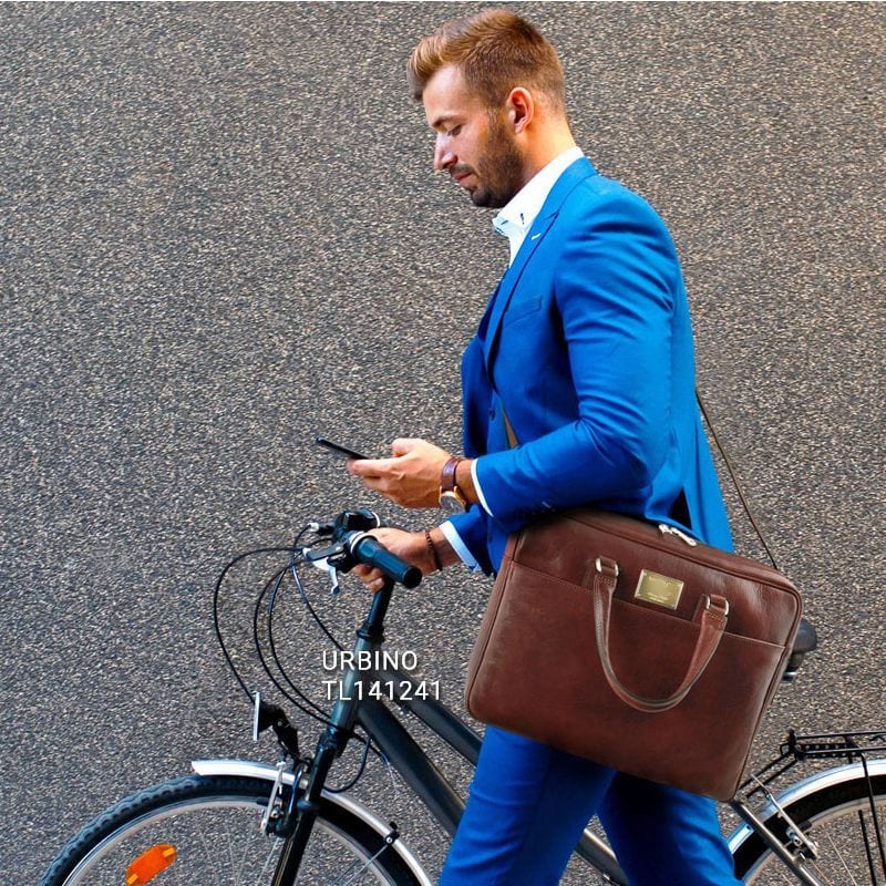 イタリア製ベジタブルタンニンレザーのパソコン搬送ビジネスバッグ URBINO、使用イメージ