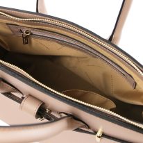 イタリア製スムースレザーのエレガントなハンドバッグ ELETTRA、トープ、詳細4
