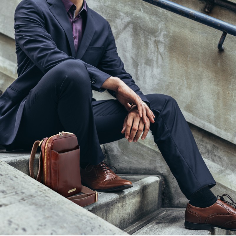 イタリア製ベジタブルタンニンレザーのショルダーバッグ MARK、使用イメージ2