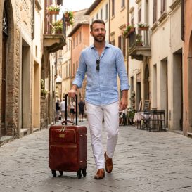 イタリア製ベジタブルタンニンレザー4車輪スーツケース/キャリーバッグ TL VOYAGERとベジタブルタンニンレザーのボストンバッグ FRANCOFORTE、使用イメージ イタリア製ベジタブルタンニンレザー4車輪スーツケース/キャリーバッグ TL VOYAGERとベジタブルタンニンレザーのボストンバッグ FRANCOFORTE、使用イメージ