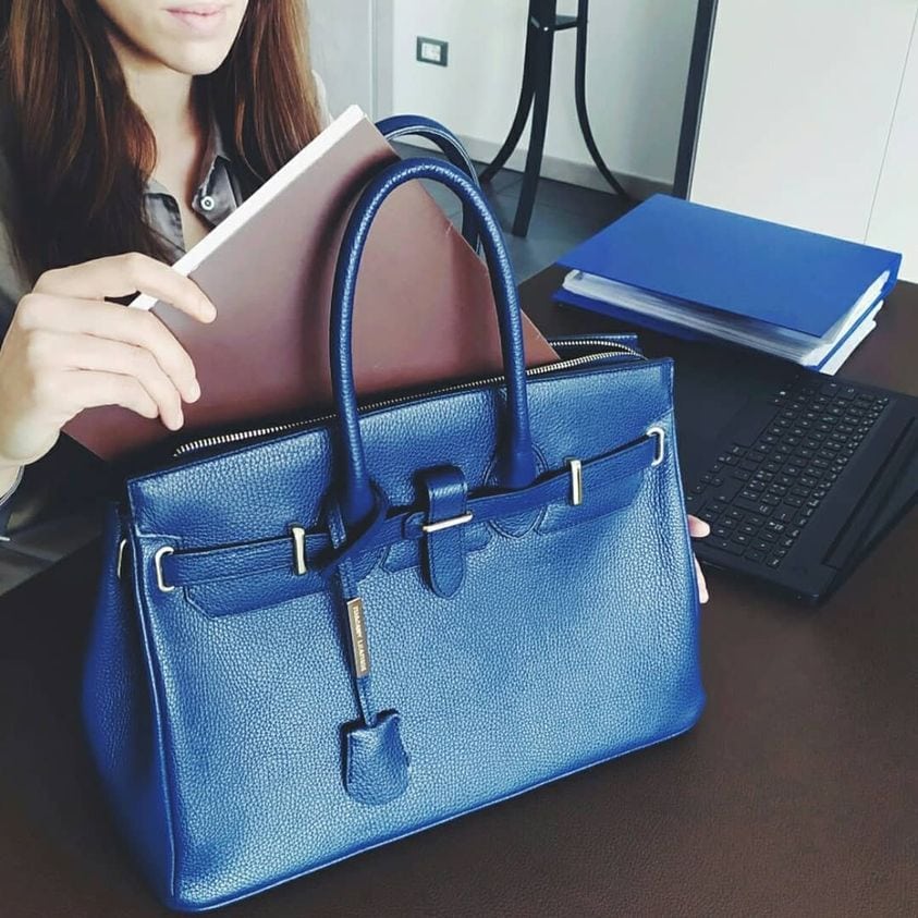 イタリア製シボ型押しレザーのエレガントなハンドバッグTL BAG、使用イメージ2