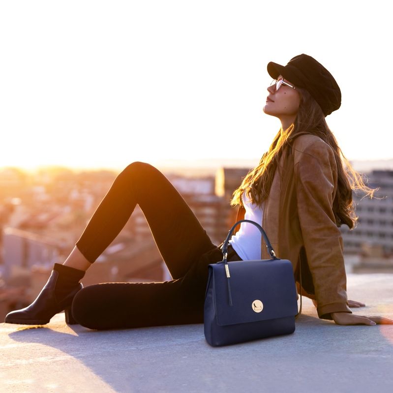 イタリア製シボ型押しレザーの2WAYハンドバッグ SILENE、使用イメージ