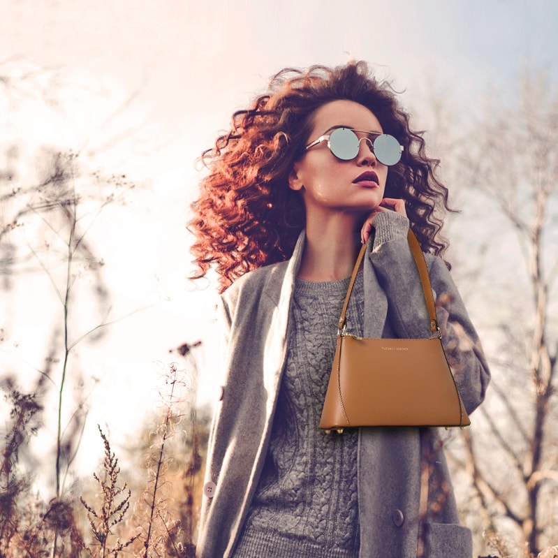 イタリア製スムースレザーのハンドバッグ TL BAG、使用イメージ