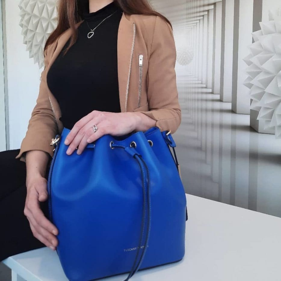 イタリア製スムースレザー2WAY巾着バッグ VITTORIA、使用イメージ