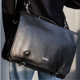 イタリア製マットなベジタブルタンニンレザーのメッセンジャーバッグ ANCONA、使用イメージ イタリア製マットなベジタブルタンニンレザーのメッセンジャーバッグ ANCONA、使用イメージ