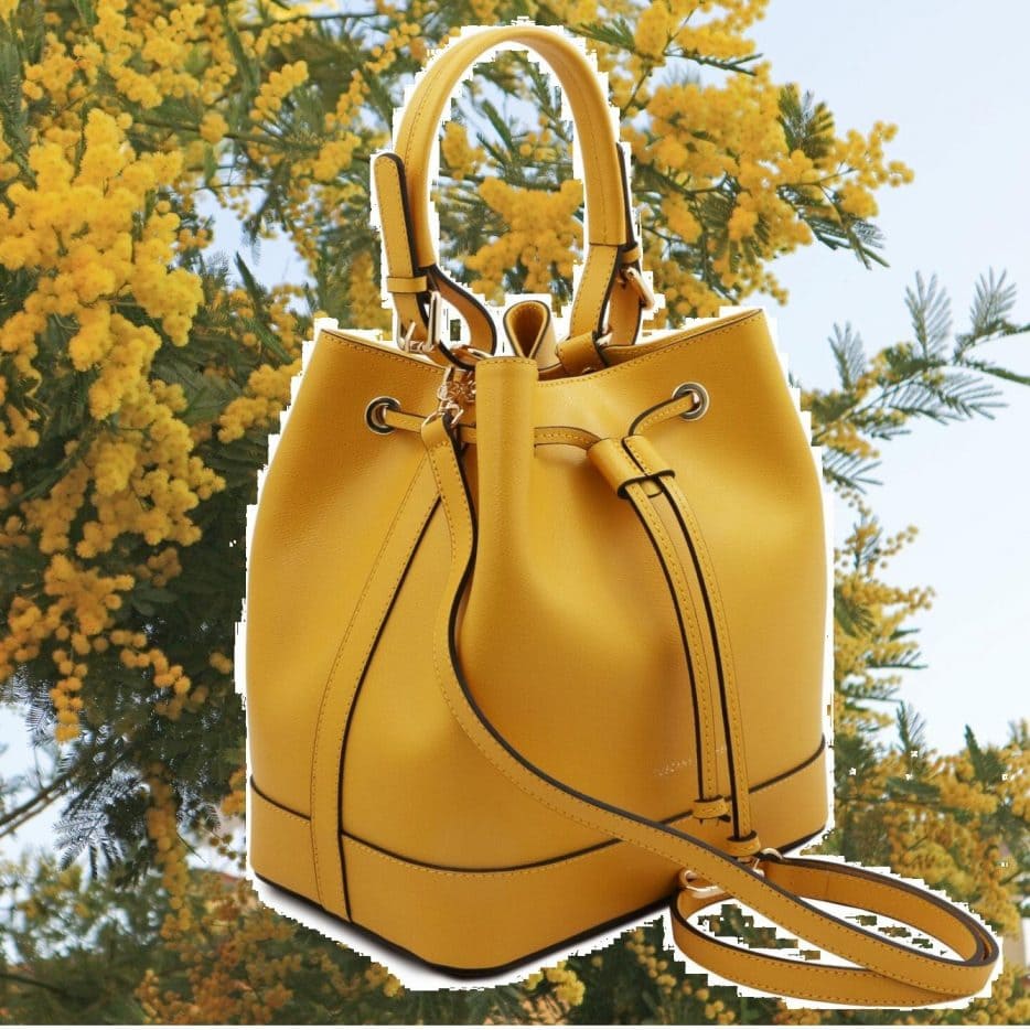 ミモザの花とイタリア製黄色いバッグ