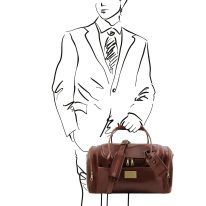 イタリア製ベジタブルタンニンレザーのサイドポケット付ボストンバッグTL VOYAGER-Sサイズ、ブラウン、使用イメージ