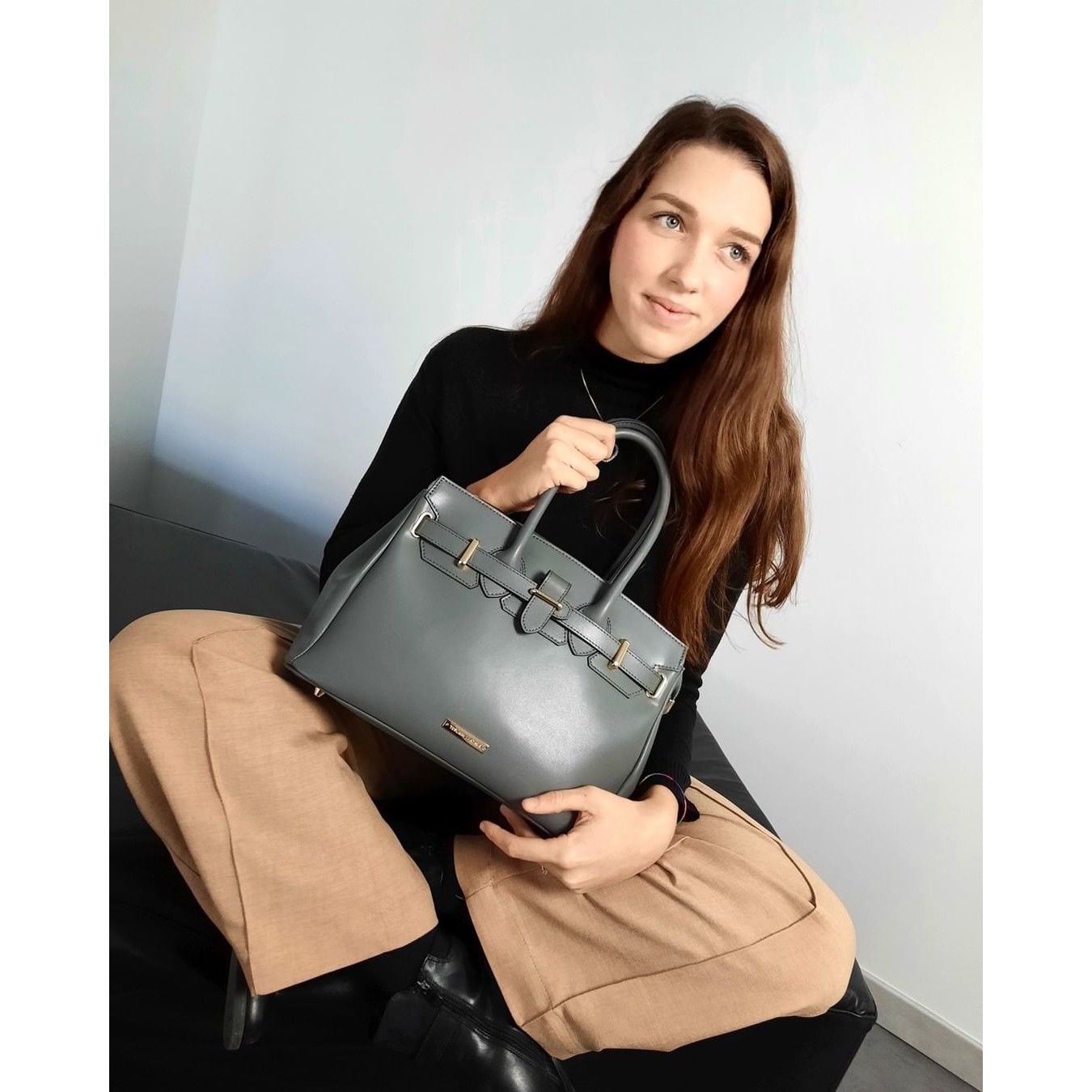 イタリア製スムースボックスレザーのエレガントな2WAYハンドバッグTL BAG、使用イメージ1
