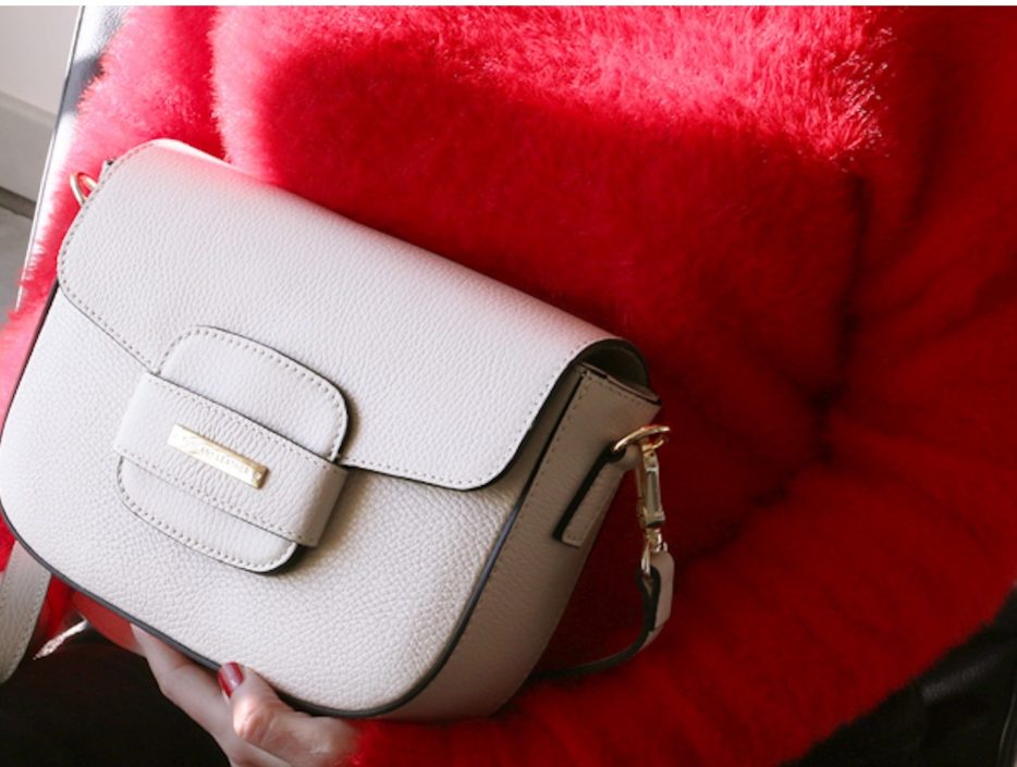 イタリア製シボ型押しレザーショルダーバッグ TL BAG、ベージュ、使用イメージ