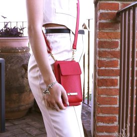 イタリア製シボ型押しレザーのスマホが入るお財布ショルダーバッグTL BAG、使用イメージ イタリア製シボ型押しレザーのスマホが入るお財布ショルダーバッグTL BAG、使用イメージ