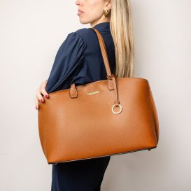 イタリア製シボ型押しレザートートバッグTL BAG、使用イメージ イタリア製シボ型押しレザートートバッグTL BAG、使用イメージ