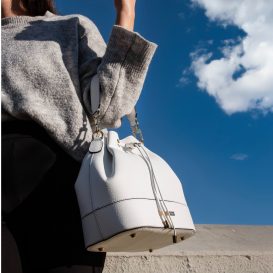 イタリア製シボ型押しレザー2WAY巾着バッグ TL BAG-2、使用イメージ イタリア製シボ型押しレザー2WAY巾着バッグ TL BAG-2、使用イメージ