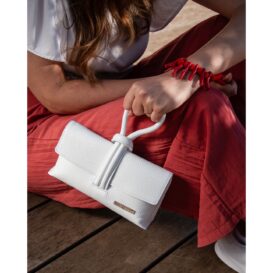 イタリア製シボ型押しレザーの2WAYクラッチ&ショルダーバッグ TL BAG、使用イメージ イタリア製シボ型押しレザーの2WAYクラッチ&ショルダーバッグ TL BAG、使用イメージ