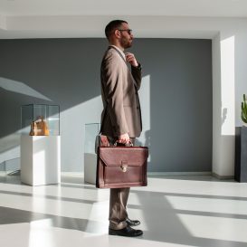 イタリア製ツヤ無しマットなベジタブルタンニンレザーのビジネスバッグ、使用イメージ イタリア製ツヤ無しマットなベジタブルタンニンレザーのビジネスバッグ、使用イメージ