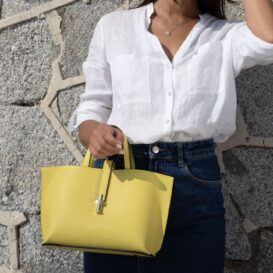 イタリア製 AGATHA シボ型押しレザー2WAYハンドバッグ、使用イメージ イタリア製 AGATHA シボ型押しレザー2WAYハンドバッグ、使用イメージ