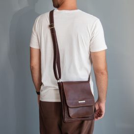 イタリア製ベジタブルタンニンレザーのショルダーバッグ JOHN、使用イメージ