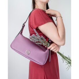 イタリア製シボ型押しレザーショルダーバッグ MIRANDA、使用イメージ