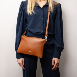 イタリア製シボ型押しレザーの2WAYクラッチ&サコッシュバッグ TL BAG、使用イメージ イタリア製シボ型押しレザーの2WAYクラッチ&サコッシュバッグ TL BAG、使用イメージ