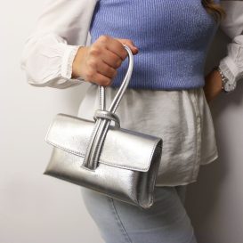 イタリア製メタリックレザーの2WAYクラッチ&ショルダーバッグ TL BAG、使用イメージ イタリア製メタリックレザーの2WAYクラッチ&ショルダーバッグ TL BAG、使用イメージ