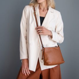 イタリア製シボ型押しレザーのショルダーバッグ TL BAG、ライトブルー、使用イメージ イタリア製シボ型押しレザーのショルダーバッグ TL BAG、ライトブルー、使用イメージ