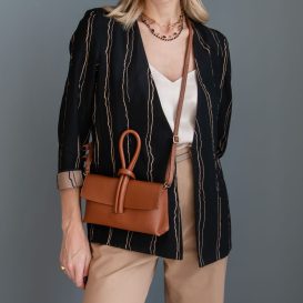イタリア製シボ型押しレザーの2WAYクラッチ&ショルダーバッグ TL BAG、使用イメージ イタリア製シボ型押しレザーの2WAYクラッチ&ショルダーバッグ TL BAG、使用イメージ