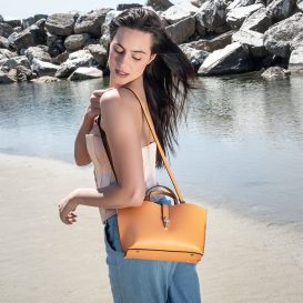 イタリア製 AGATHA シボ型押しレザー2WAYハンドバッグ、使用イメージ イタリア製 AGATHA シボ型押しレザー2WAYハンドバッグ、使用イメージ