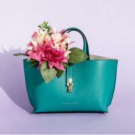 イタリア製 AGATHA シボ型押しレザー2WAYハンドバッグ、使用イメージ イタリア製 AGATHA シボ型押しレザー2WAYハンドバッグ、使用イメージ