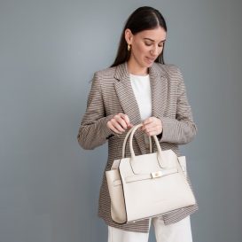 イタリア製ORIGAMI シボ型押しレザー2WAYハンドバッグ、使用イメージ イタリア製ORIGAMI シボ型押しレザー2WAYハンドバッグ、使用イメージ