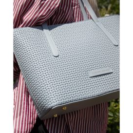 イタリア製DEDALO イントレチャート編み込み風フルグレインレザートートバッグ、使用イメージ イタリア製DEDALO イントレチャート編み込み風フルグレインレザートートバッグ、使用イメージ