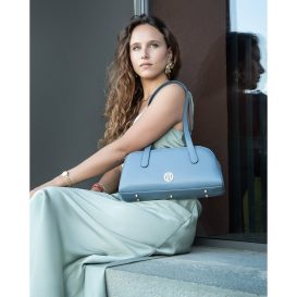 イタリア製ボックスレザーショルダーバッグ ECLAIRE、使用イメージ イタリア製ボックスレザーショルダーバッグ ECLAIRE、使用イメージ