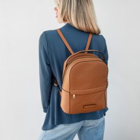 イタリア製DEDALO イントレチャート編み込み風フルグレインレザーリュック、使用イメージ イタリア製DEDALO イントレチャート編み込み風フルグレインレザーリュック、使用イメージ