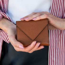 イタリア製シボ型押しレザーの三つ折りミニ財布 MAIL、使用イメージ