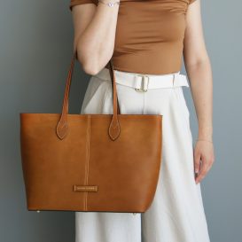 ベジタブルタンニンレザーのトートバッグ ESSENZA、使用メージ ベジタブルタンニンレザーのトートバッグ ESSENZA、使用メージ