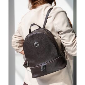 2280_イタリア製シボ型押しレザーのフロントポケットリュック TL BAG、使用イメージチョコレート使用イメージ イタリア製シボ型押しレザーのフロントポケットリュック TL BAG、使用イメージ