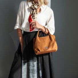 NORA COCOONスエードレザー2WAYハンドバッグ、使用イメージ NORA COCOONスエードレザー2WAYハンドバッグ、使用イメージ
